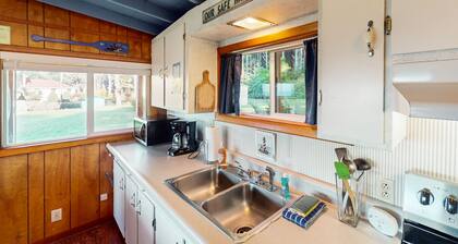 Cottage with Panoramic Ocean Views in Quiet Area - Dogs OK