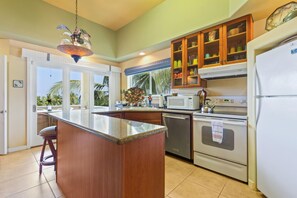 Fridge, microwave, oven, stovetop - 🏖️Third Floor Penthouse | AC | Excellent Views Ocean | Walk To Beach (Kailua Kona)