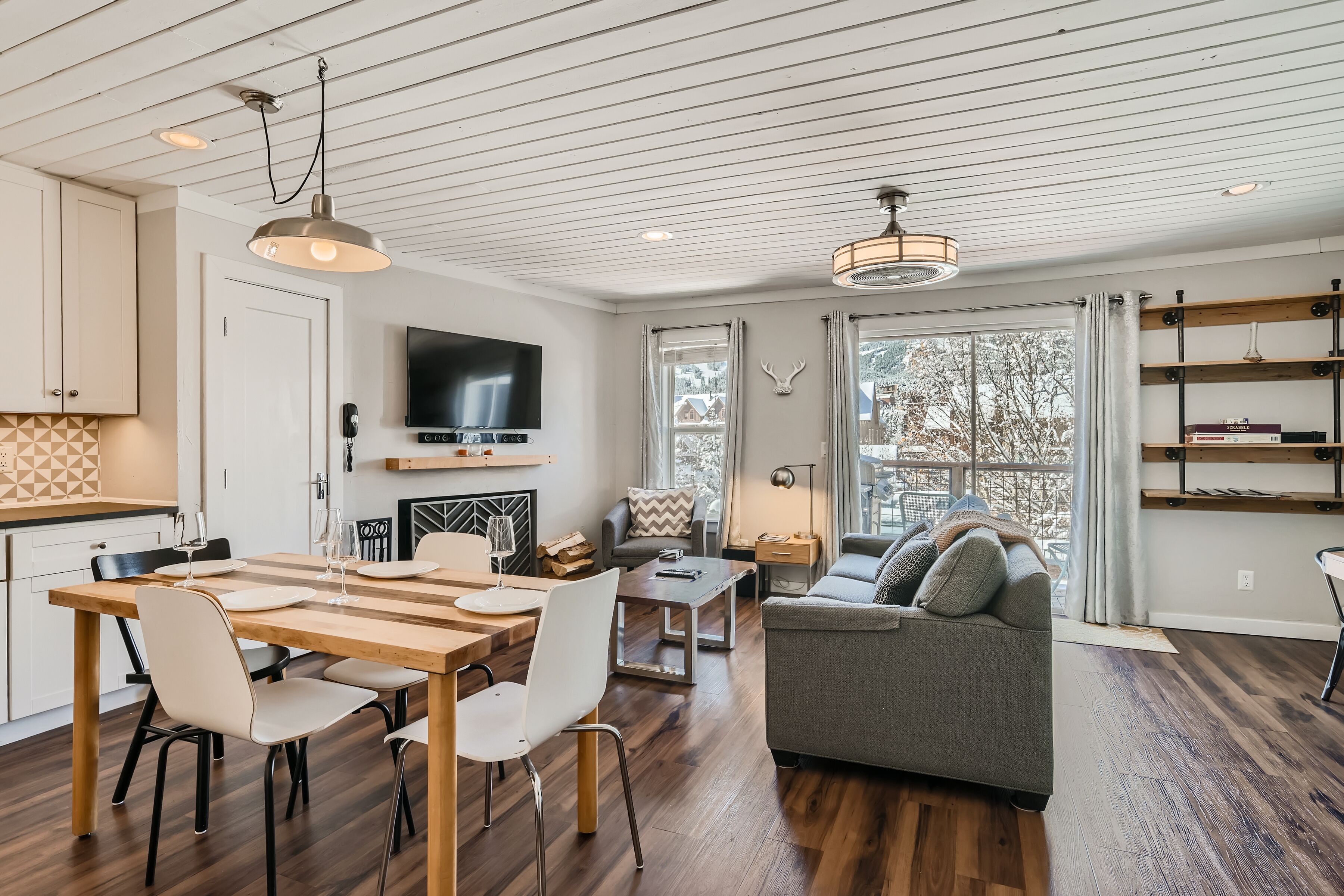 FREE SkyCard Activities - Fully Remodeled, Downtown, Ski Area Views - Alpine 303
