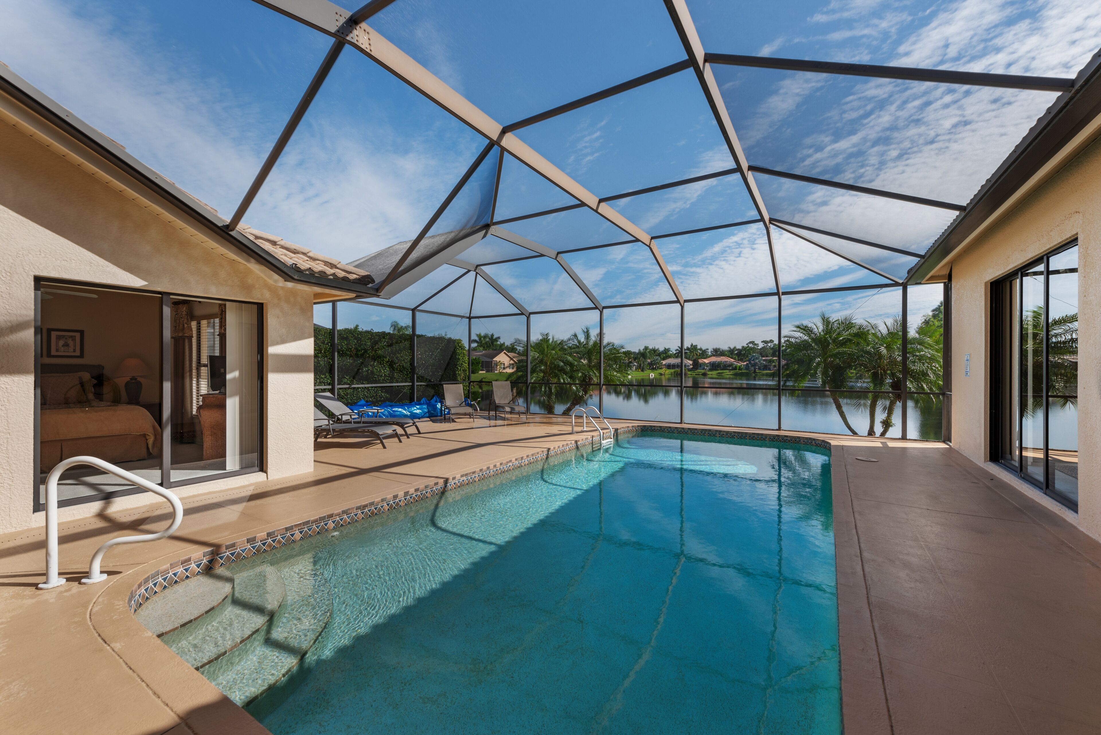 حمّام سباحة مُدفَّأ