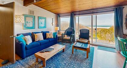 Koiraystävällinen mökki mökillä puissa, josta on upeat näkymät