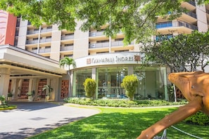 Kaanapali Shores features a modern design with a curved glass facade and a beautifully manicured lawn.
