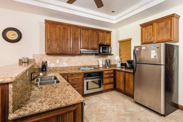 ثلاجة، ميكروويف، فرن، موقد طهي مسطح