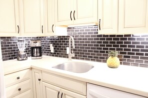 冰箱、微波炉、烤箱、炉灶