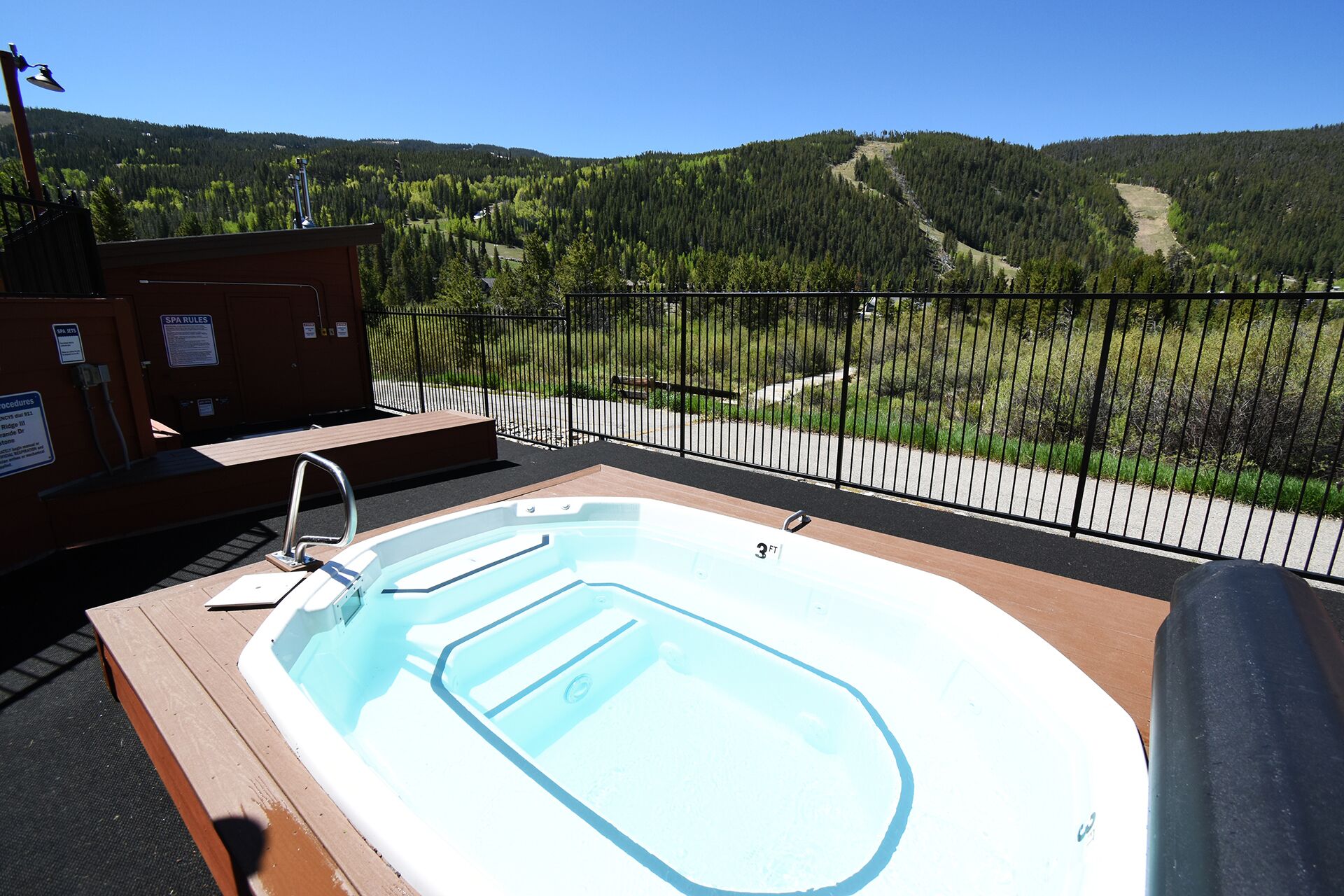 On River Trail, 2 Hot Tubs, Deck. Walk to Keystone Shops, Dining, Activities