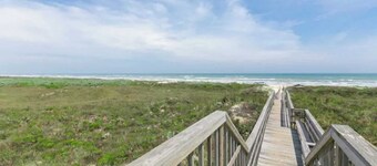 220RD-Island Breeze Ocean View ja Beach Access! HDTV, HBO, WiFi ja kaksi allasta!