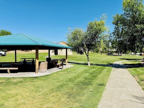 Suuri kolmen makuuhuoneen osakehuoneisto, patio-3524