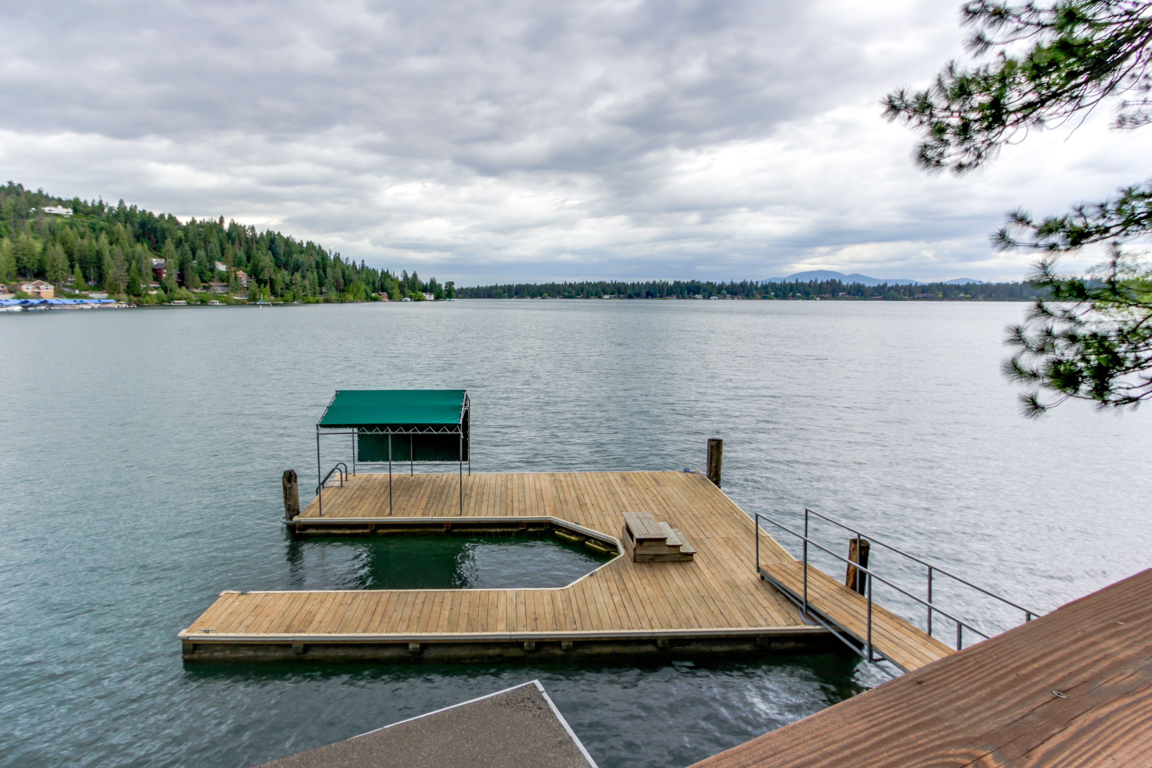 Dog-friendly waterfront cabin w/dock, boat slip, patio, deck & mountain views