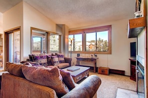 TV, fireplace