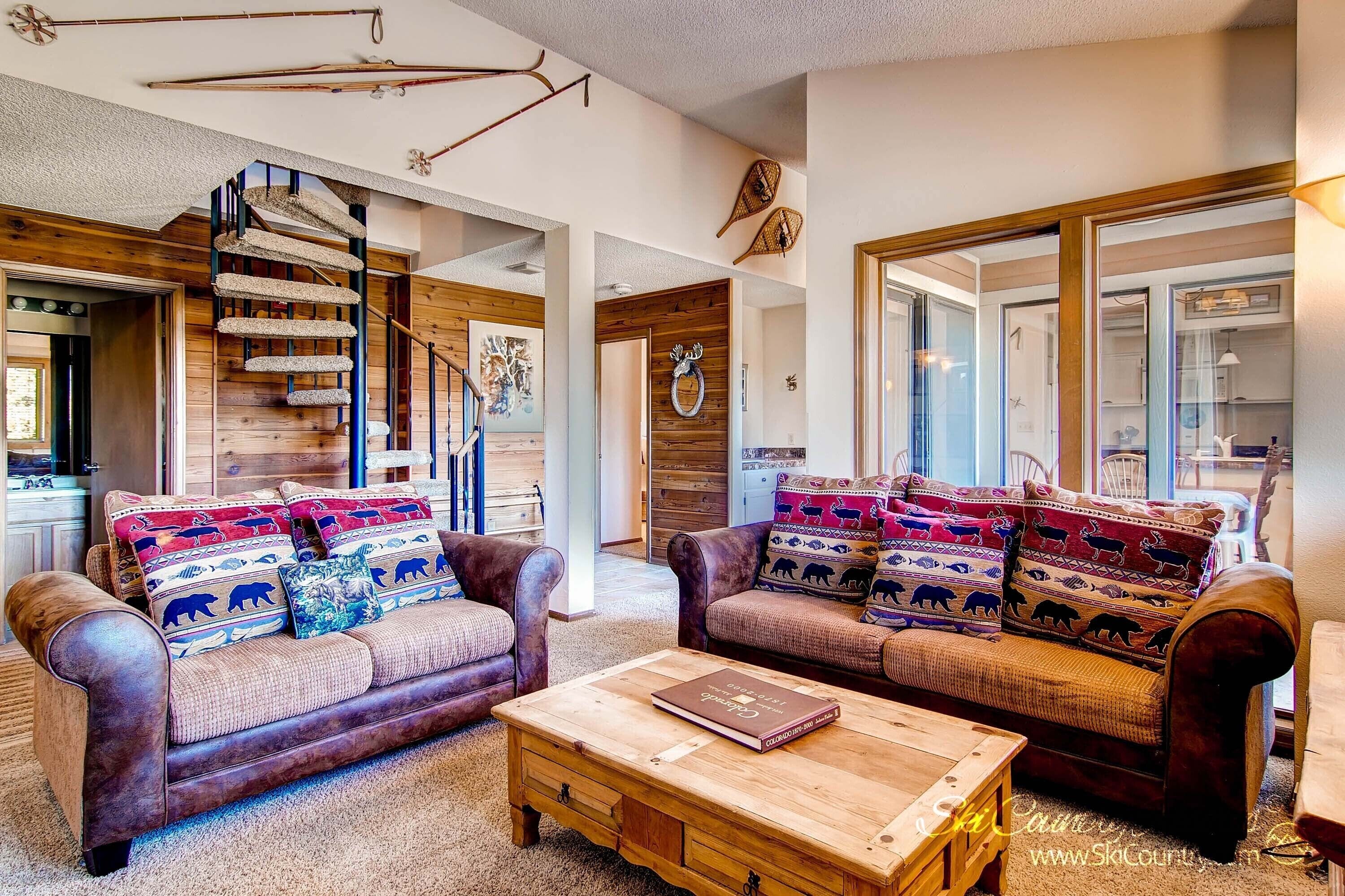 Mtn Retreat with Stunning Views & Prime Location! Onsite Outdoor Pool. SH50