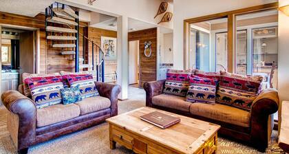 Mtn Retreat with Stunning Views & Prime Location! Onsite Outdoor Pool. SH50