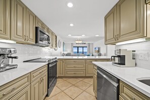 Jääkaappi, mikroaaltouuni, uuni, liesi