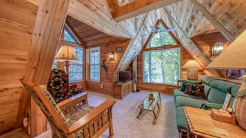 Una televisión, una chimenea, un reproductor de DVD, libros