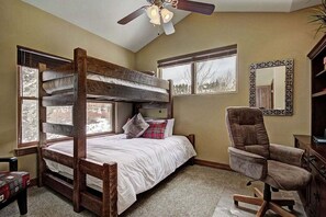 4 bedrooms, iron/ironing board, free WiFi, bed sheets