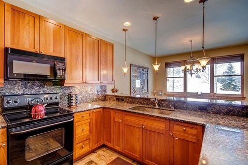 Highland Greens 93: Gorgeous Townhome, Season Shuttle & Private Hot Tub.