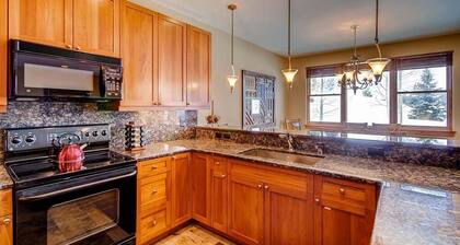 Highland Greens 93: Gorgeous Townhome, Season Shuttle & Private Hot Tub.