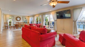 TV, fireplace, DVD player, table football - Seneca Shores: Attention Wine Trail and Lakefront Enthusiasts! (Himrod)