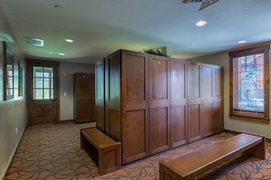 المنشأة من الداخل