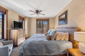 2 bedrooms, desk, iron/ironing board, Internet