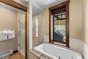 Combined shower/tub, hair dryer, towels