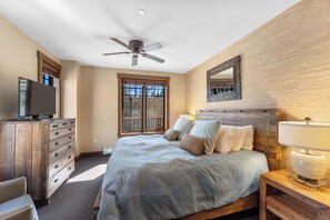 2 bedrooms, desk, iron/ironing board, internet