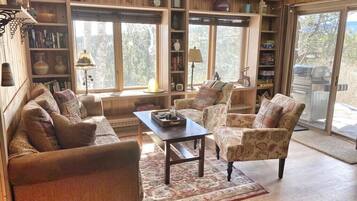 Tv, pejs, dvd-afspiller, bøger