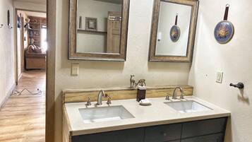 Bruser, hårtørrer, håndklæder