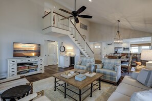 Smart TV, DVD player - 6 Portside- HEATED Community Pool. Fantastic views of South Beach Marina (Hilton Head Island)