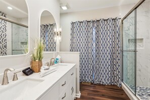 Combined shower/tub, towels
