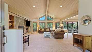 Télévision à écran plat, cheminée, lecteur de DVD, vidéothÚque