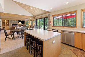 Dining - 10 Tan Oak - Elegant & Peaceful, Hot Tub, Single Level, SHARC Passes, Close to Ft Rock (Sunriver)