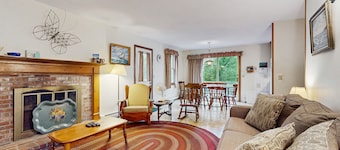 Cozy, Quiet, Secluded - within Short Walk of the Beach