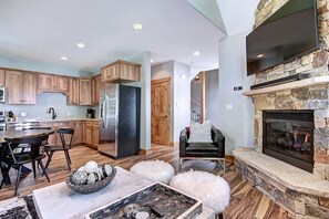 TV, fireplace