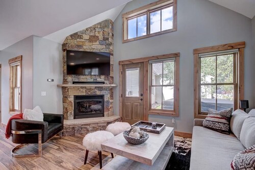Main Street Retreat - Breck Townhome, 1 Block to Gondola, Big Views, Sleeps 8