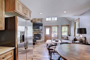 Een televisie en een open haard