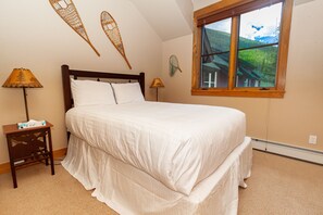 4 bedrooms, iron/ironing board, Internet, bed sheets