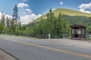 Property grounds - Keystone Townhome Close to Resort Shuttle w/ Spacious Patio & Private Hot Tub (Keystone)