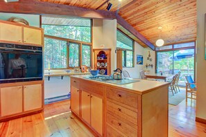 Geladeira, micro-ondas, fogão, cooktop