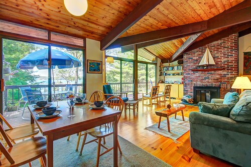 Beautiful hidden Waterfront Retreat with  Rocky Beach