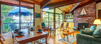 Beautiful hidden Waterfront Retreat with  Rocky Beach