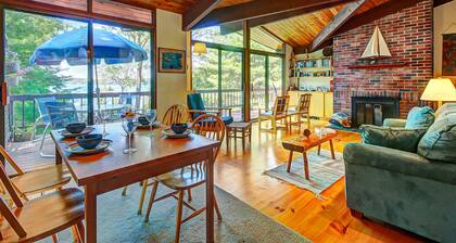 Beautiful hidden Waterfront Retreat with Rocky Beach