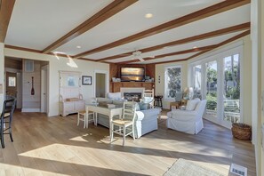 Smart TV, fireplace, DVD player, ping pong
