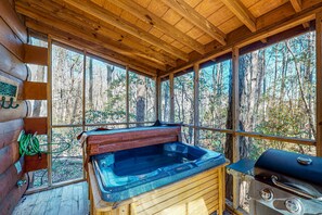 Indoor spa tub - Romantic & Dog-Friendly Log Cabin in the Woods with Private Hot Tub (Sautee Nacoochee)
