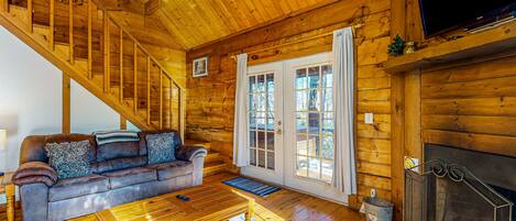 Fernseher, Kamin, DVD-Player