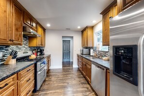 Frigorifero, microonde, forno, piano cottura