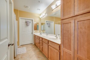 Combined shower/bathtub, hair dryer, towels