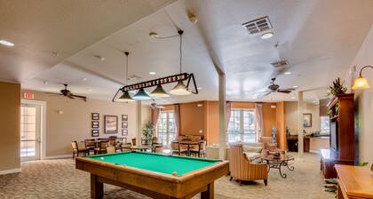 Ground Floor Condo next to Pool and Spa! 30 Night Min.