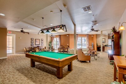 Ground Floor Condo next to Pool and Spa! 30 Night Min.