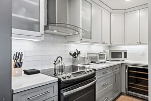 Fridge, microwave, oven, stovetop - Modern 3 BDR - Heart of Downtown; Walk Everywhere! (Breckenridge)