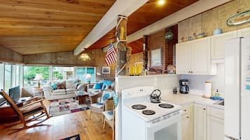 Réfrigérateur, micro-ondes, four, cafetiÚre/bouilloire